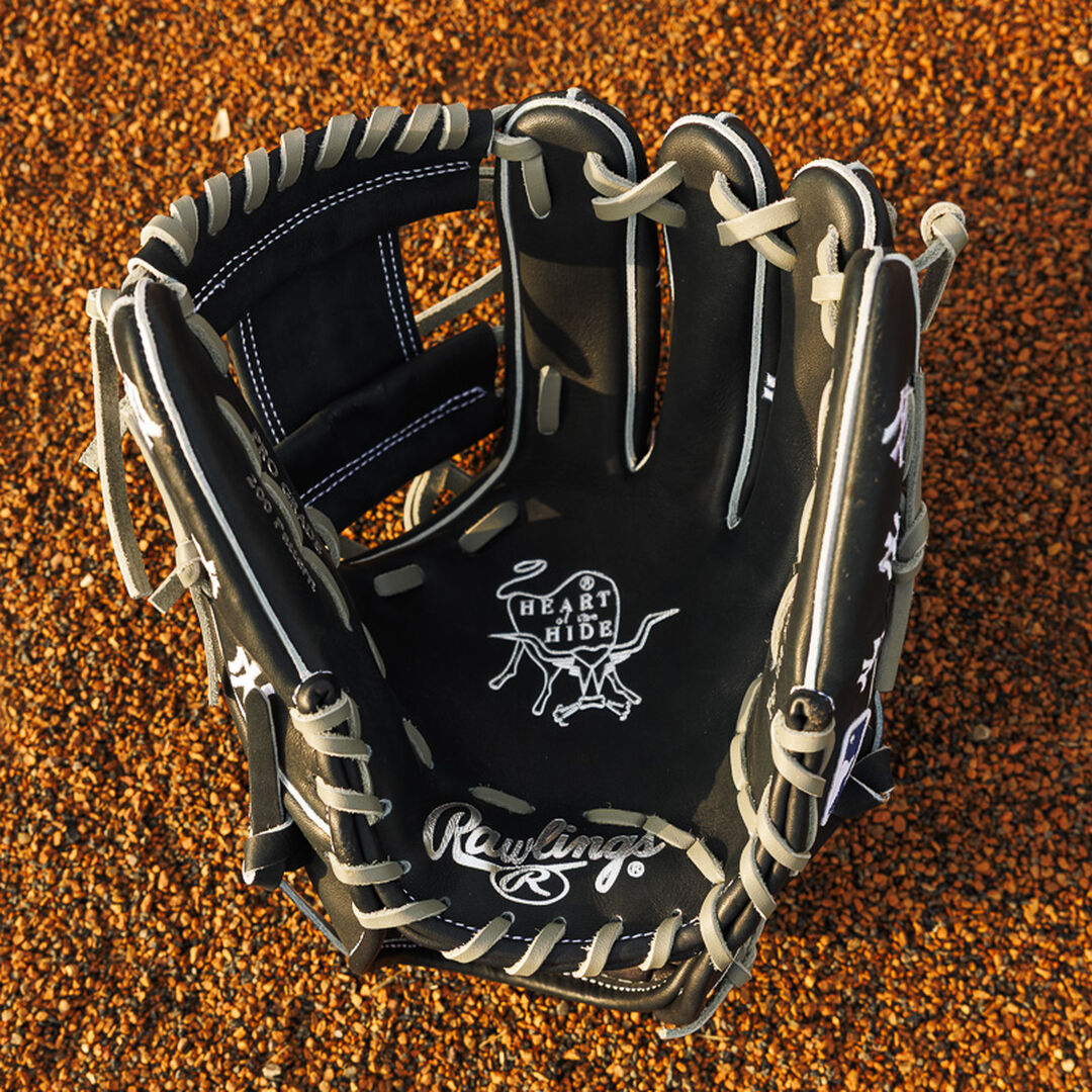 New York Yankees Heart of the Hide 11.75-Inch Infield Glove - Image 8