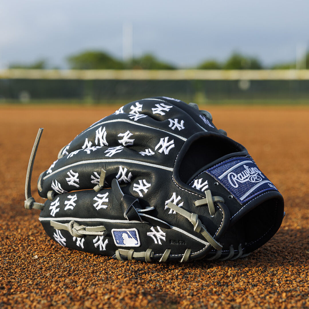 New York Yankees Heart of the Hide 11.75-Inch Infield Glove - Image 15